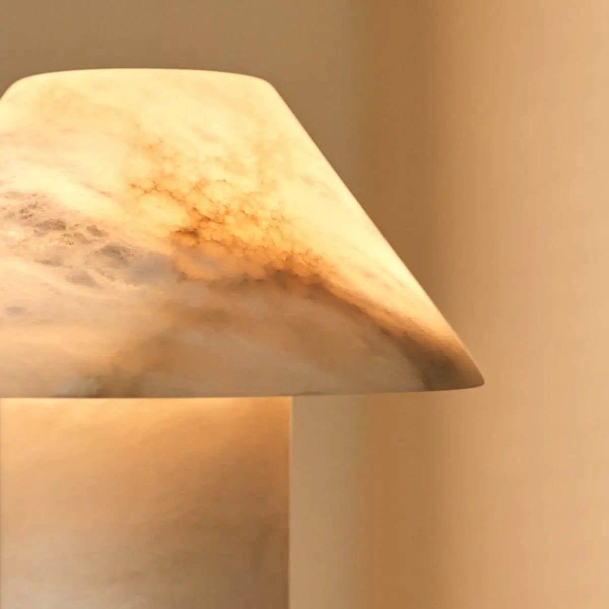 Élégance Translucide – Lampe de table Eleonora en albâtre, éclat raffiné et fabrication artisanale