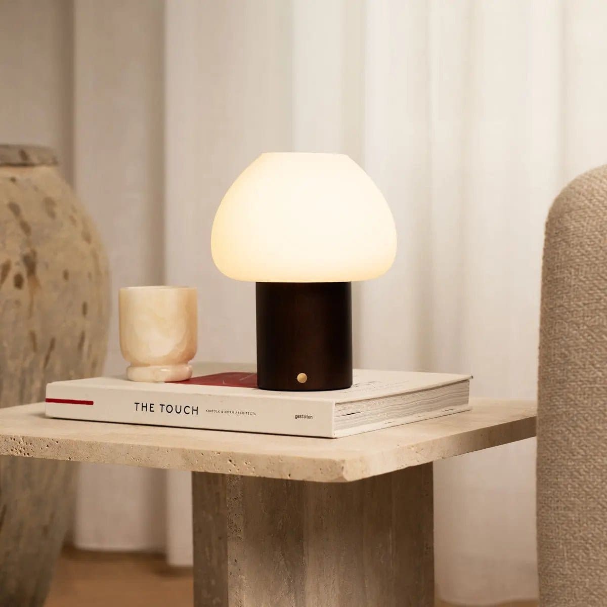 Fynn – Lampe rechargeable et dimmable en bois marron foncé et verre givré