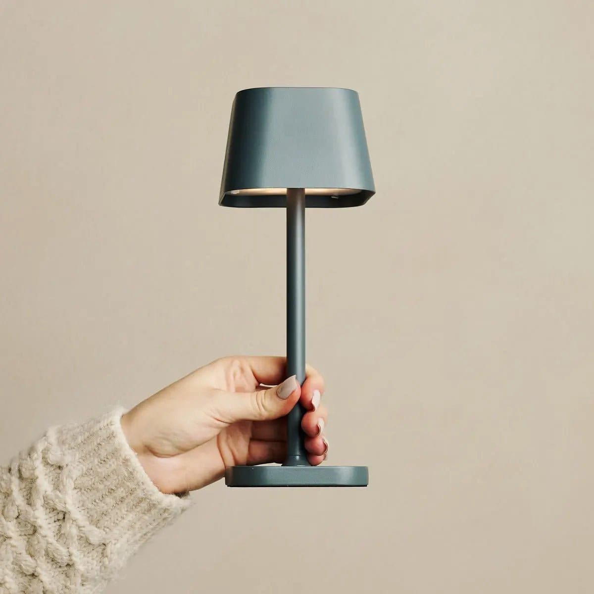 Sobriété et modernité – Lampe rechargeable en métal gris, création neuve Tavellio