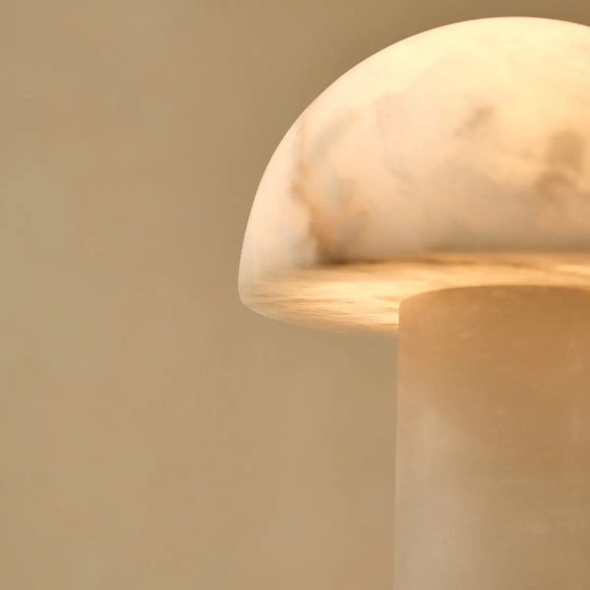 Francesco – Lampe en albâtre sculpté, diffusion douce et élégante (pièce unique neuve)