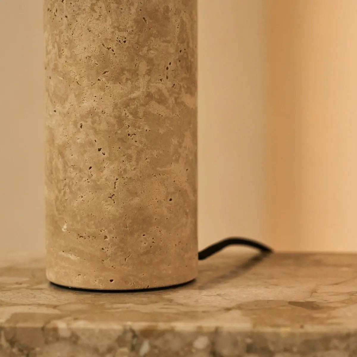 Lampe de table Nicolaas en travertin et métal – Création italienne neuve et raffinée