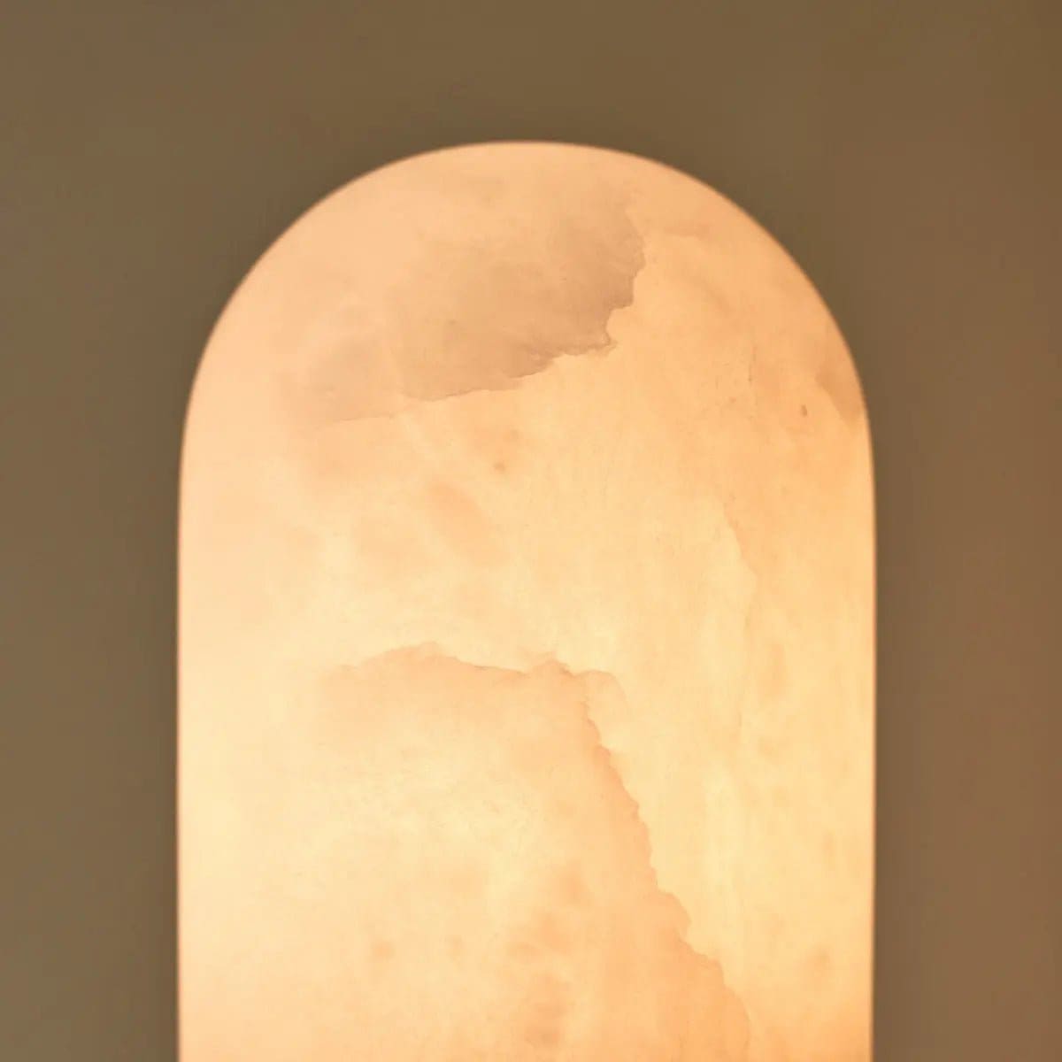Mateo – Lampe en albâtre élégante avec base dorée (pièce neuve)