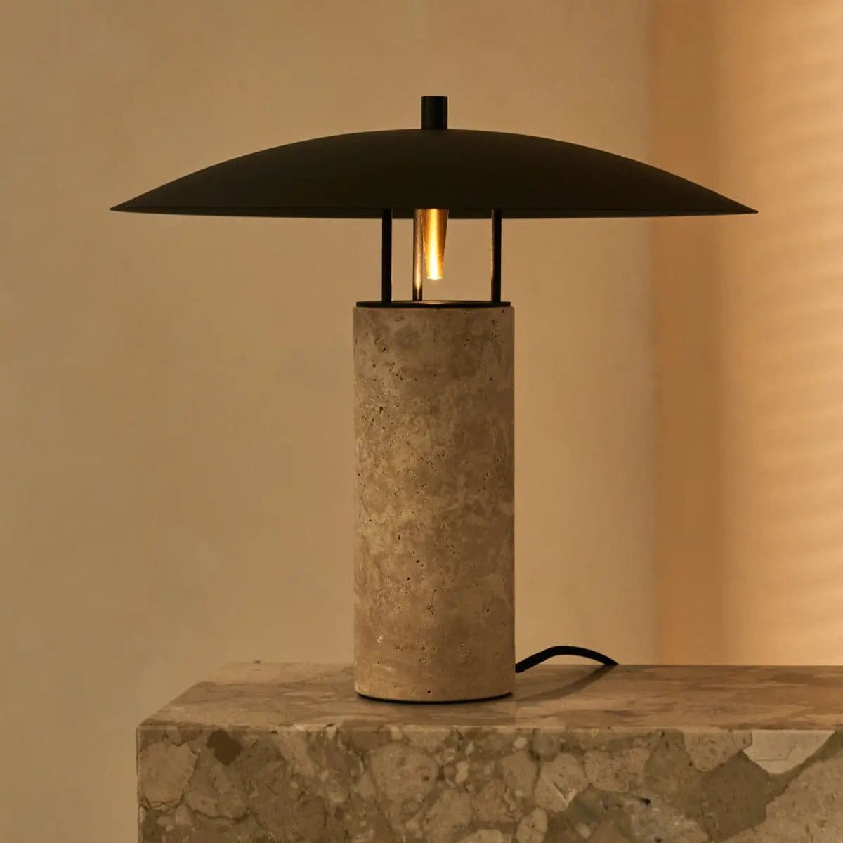 Lampe de table Nicolaas en travertin et métal – Création italienne neuve et raffinée