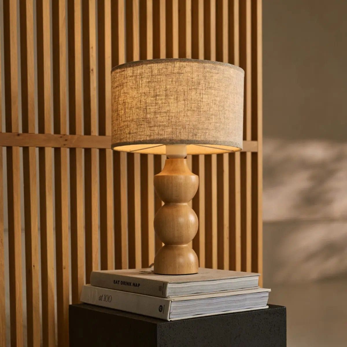 Jeux de Formes – Lampe Oliver en bois naturel et lin beige, charme intemporel