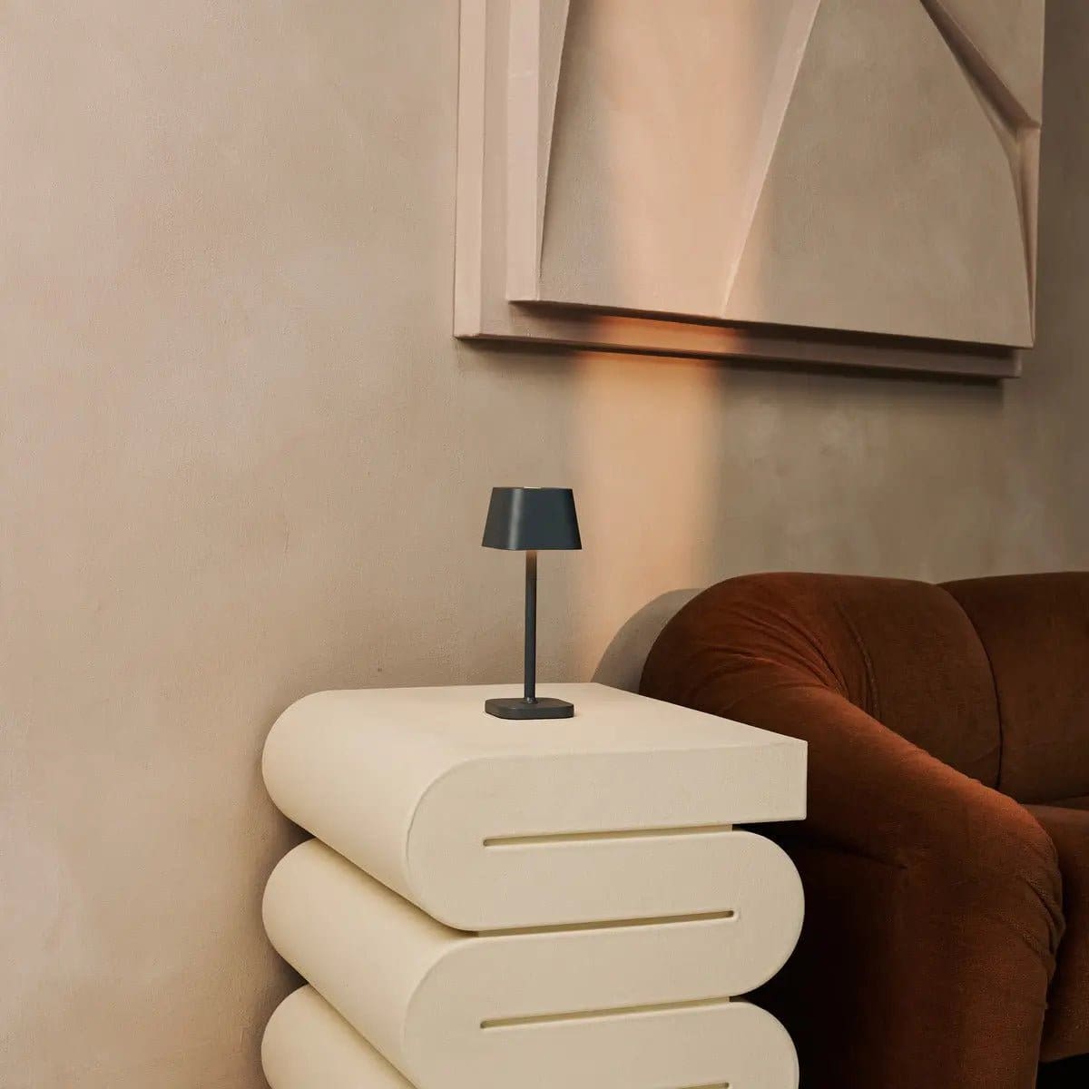 Sobriété et modernité – Lampe rechargeable en métal gris, création neuve Tavellio
