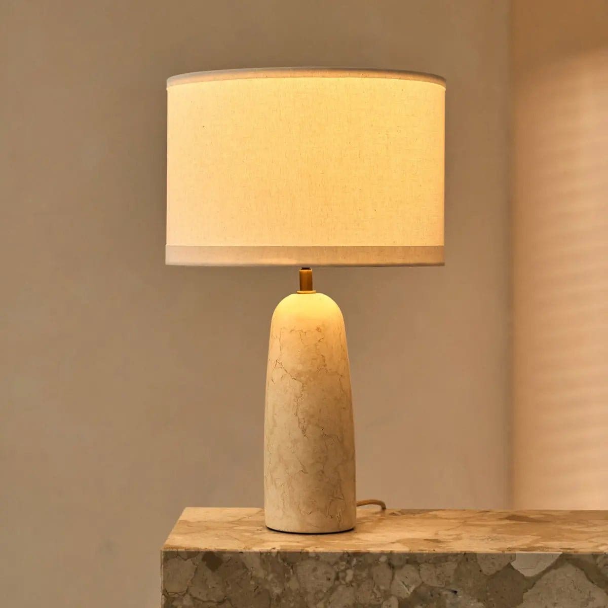 Élégance Minérale – Lampe à poser Charlotte en marbre naturel et coton beige
