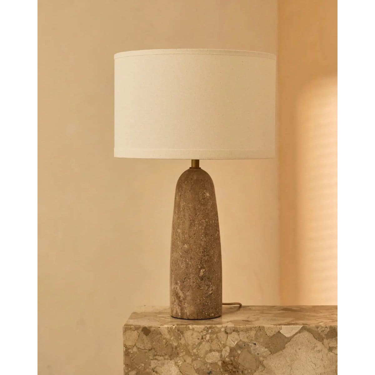 Isla – Lampe en travertin massif avec abat-jour en coton, élégance intemporelle (pièce neuve)