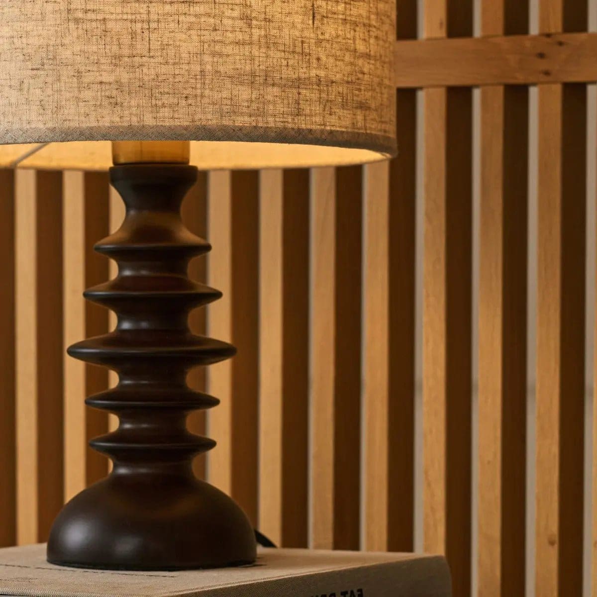 Ambiance bohème chic – Lampe artisanale Bodhi en bois marron et abat-jour lin (édition neuve)