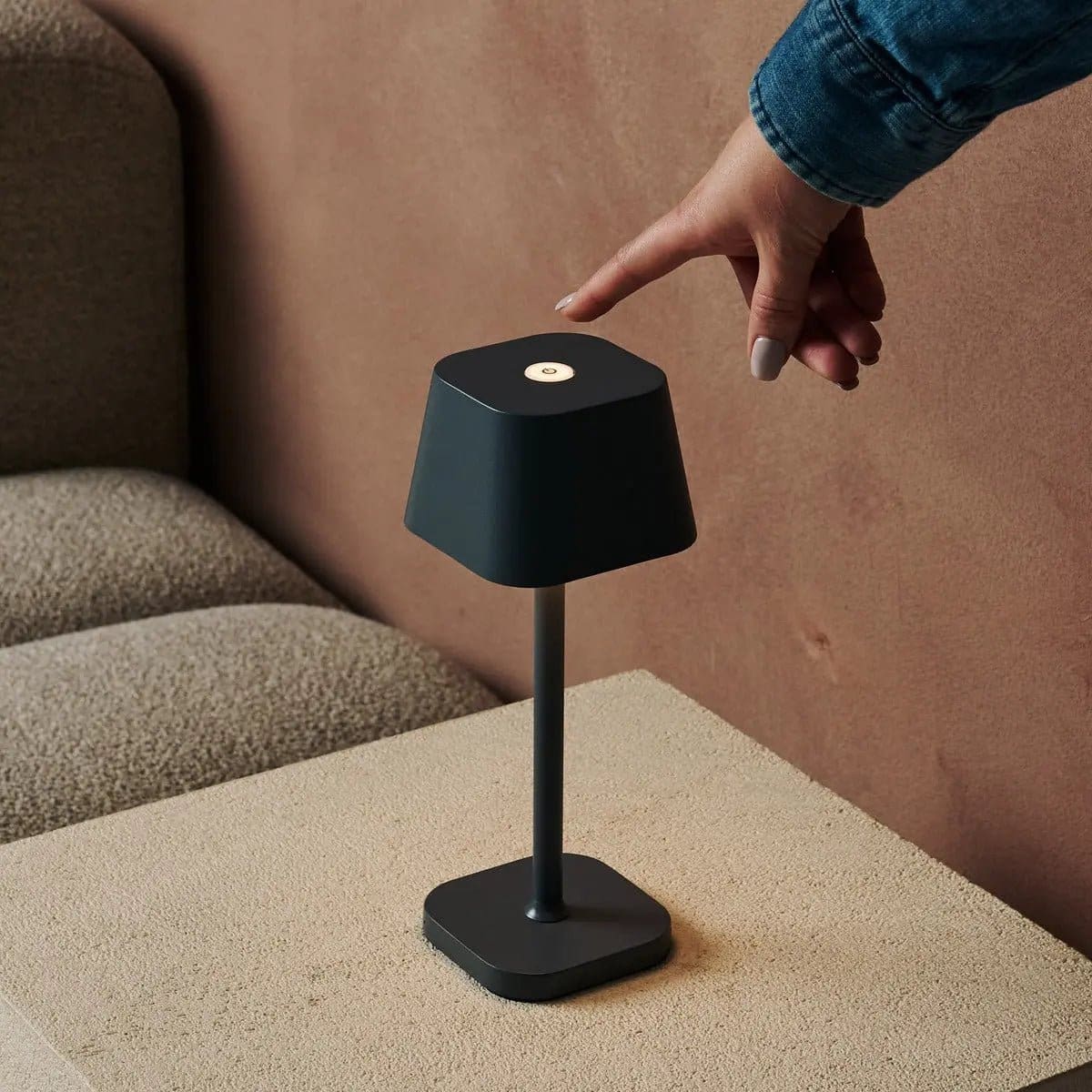 Sobriété et modernité – Lampe rechargeable en métal gris, création neuve Tavellio