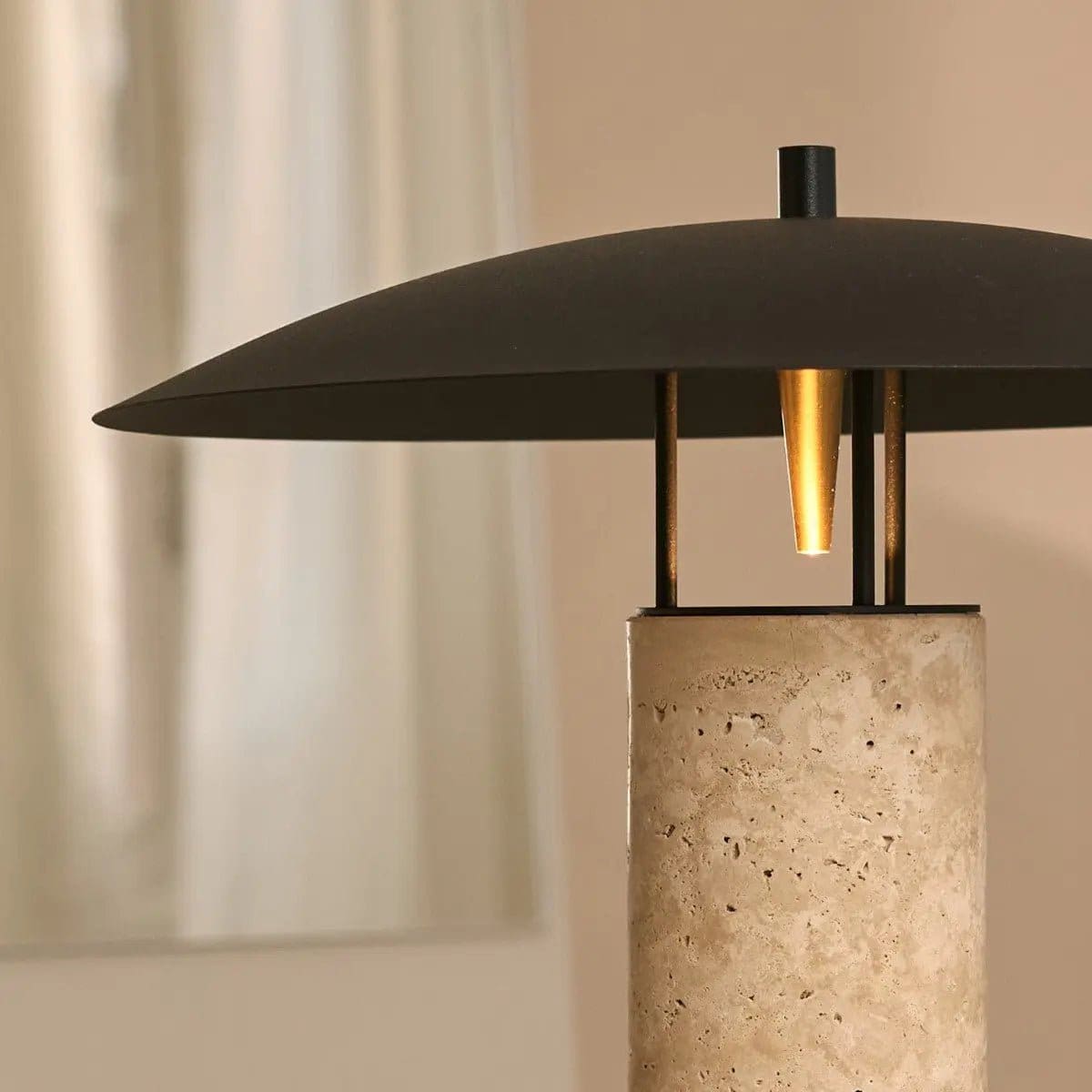 Lampe de table Nicolaas en travertin et métal – Création italienne neuve et raffinée