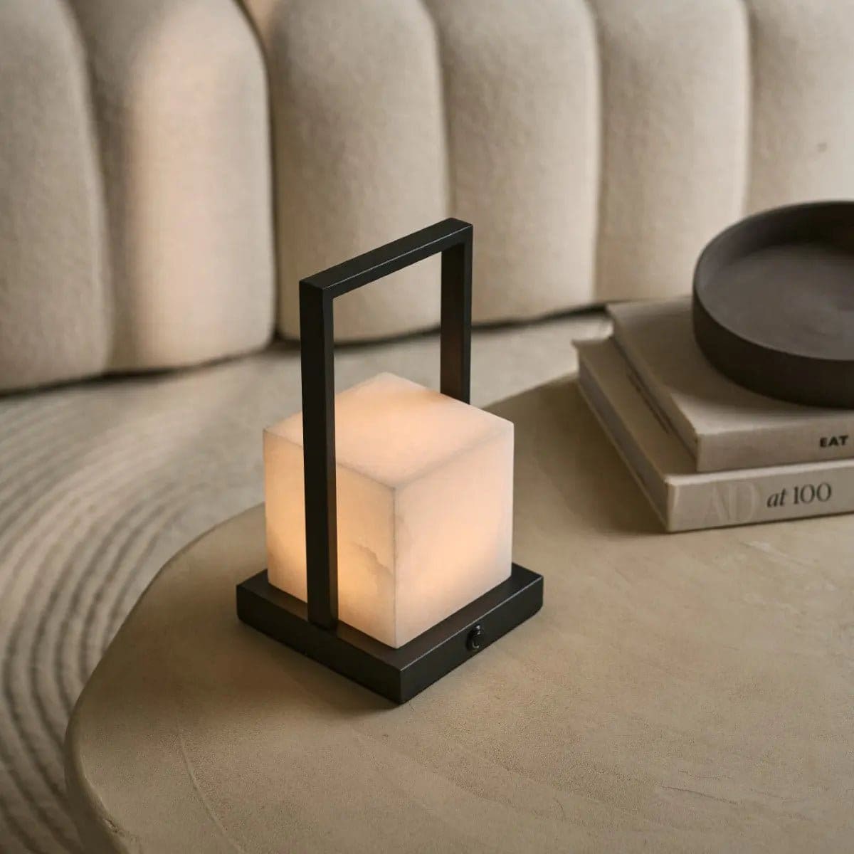 Nola Élégante – Lampe rechargeable en albâtre massif et métal noir (pièce neuve)