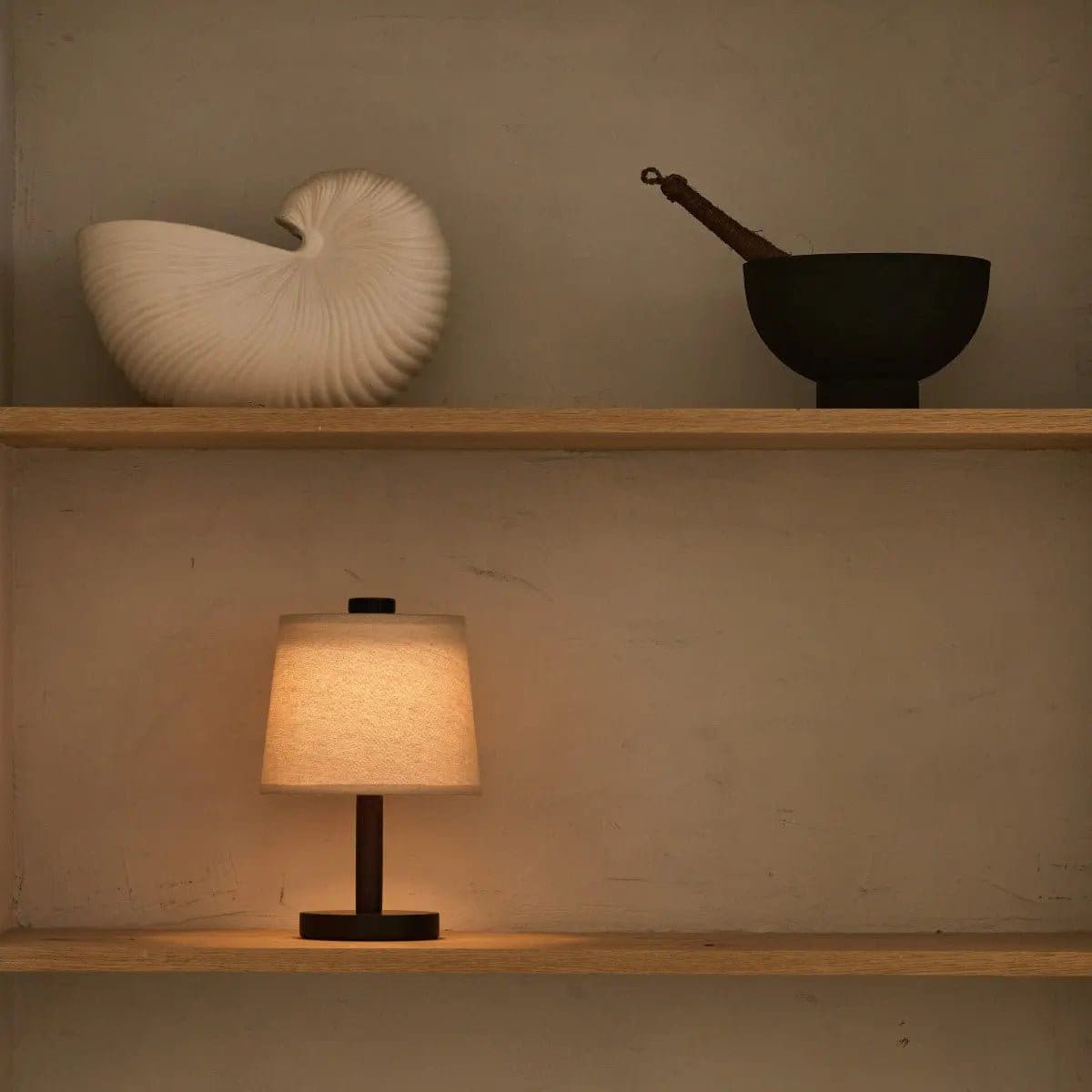 Lampe rechargeable Rover en bois d’hévéa marron foncé – Abat-jour en lin, sans fil et à intensité variable (pièce neuve)