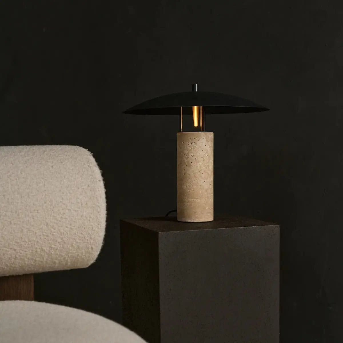 Lampe de table Nicolaas en travertin et métal – Création italienne neuve et raffinée