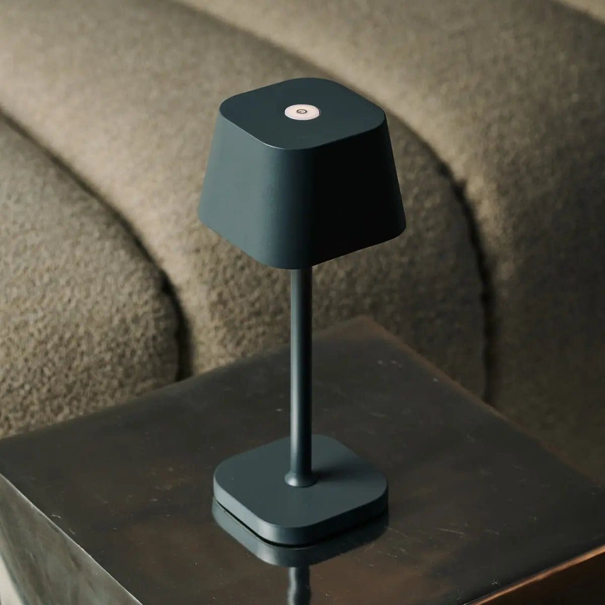 Sobriété et modernité – Lampe rechargeable en métal gris, création neuve Tavellio