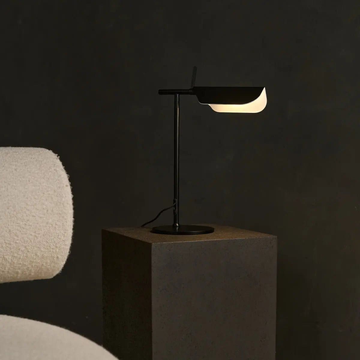 Élégance Nocturne – Lampe de commode Marcello en métal noir, ligne épurée