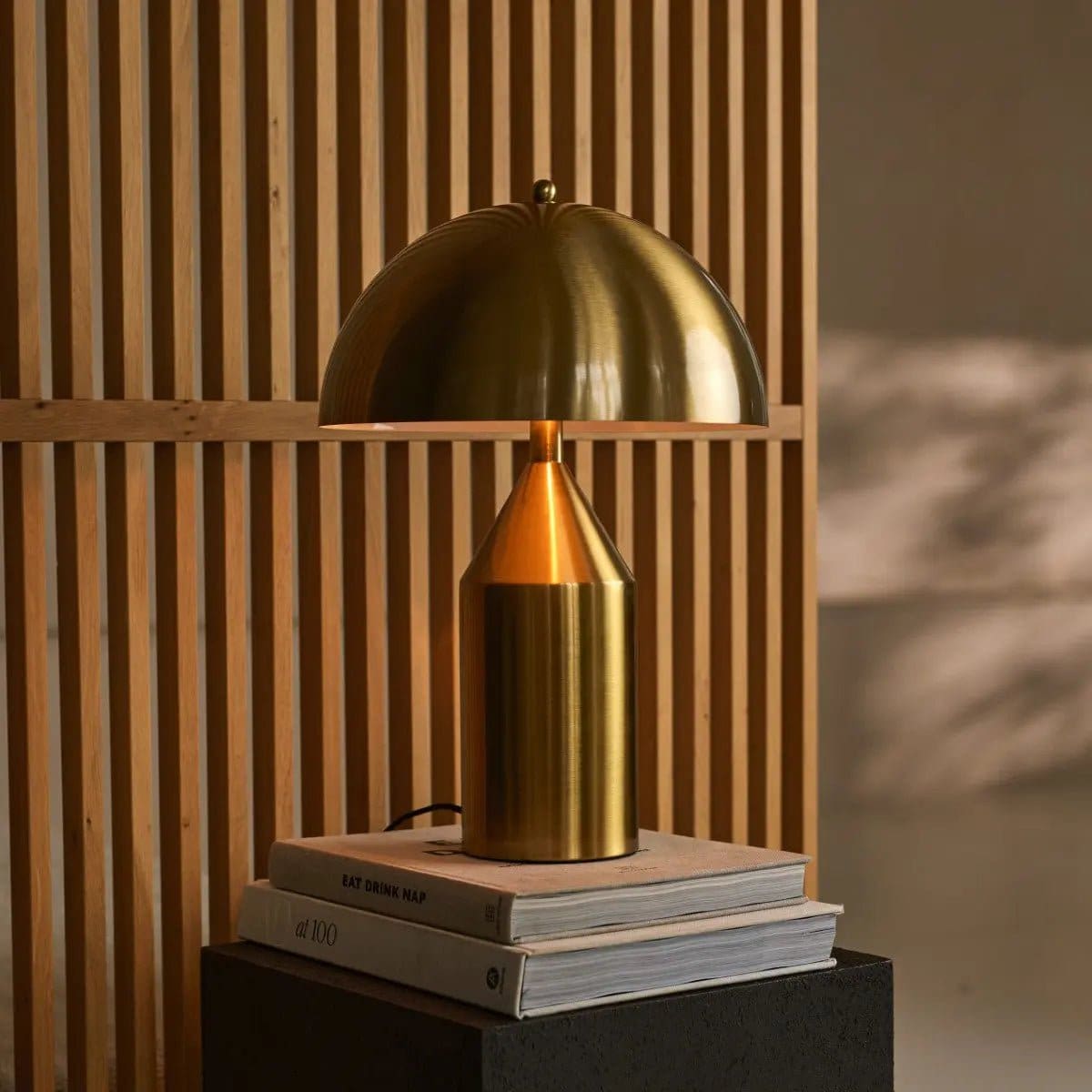 Lueur d’or – Lampe de dressoir en métal artisanale Otto Gold