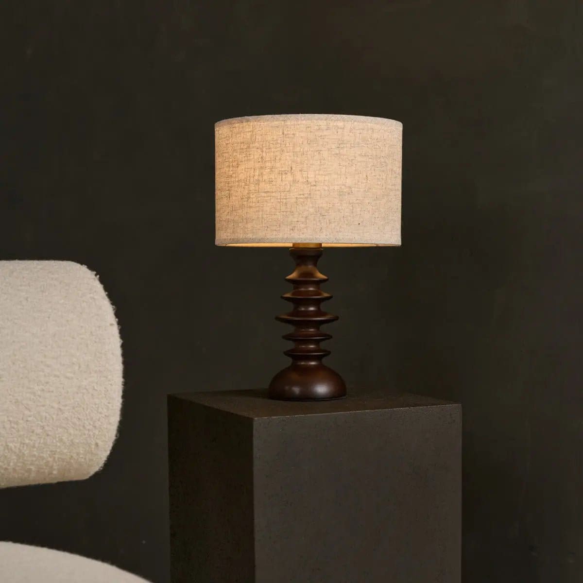 Ambiance bohème chic – Lampe artisanale Bodhi en bois marron et abat-jour lin (édition neuve)