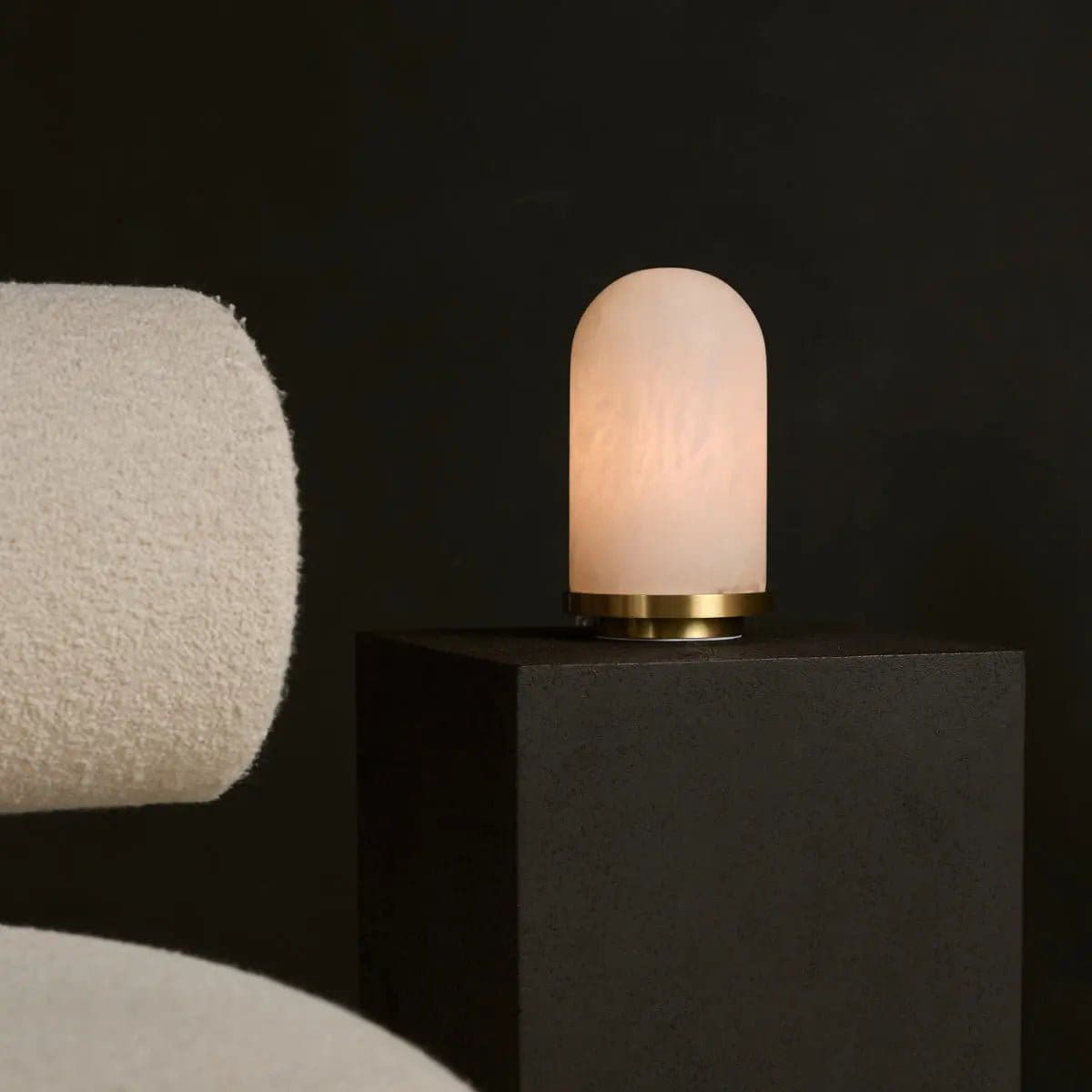 Mateo – Lampe en albâtre élégante avec base dorée (pièce neuve)