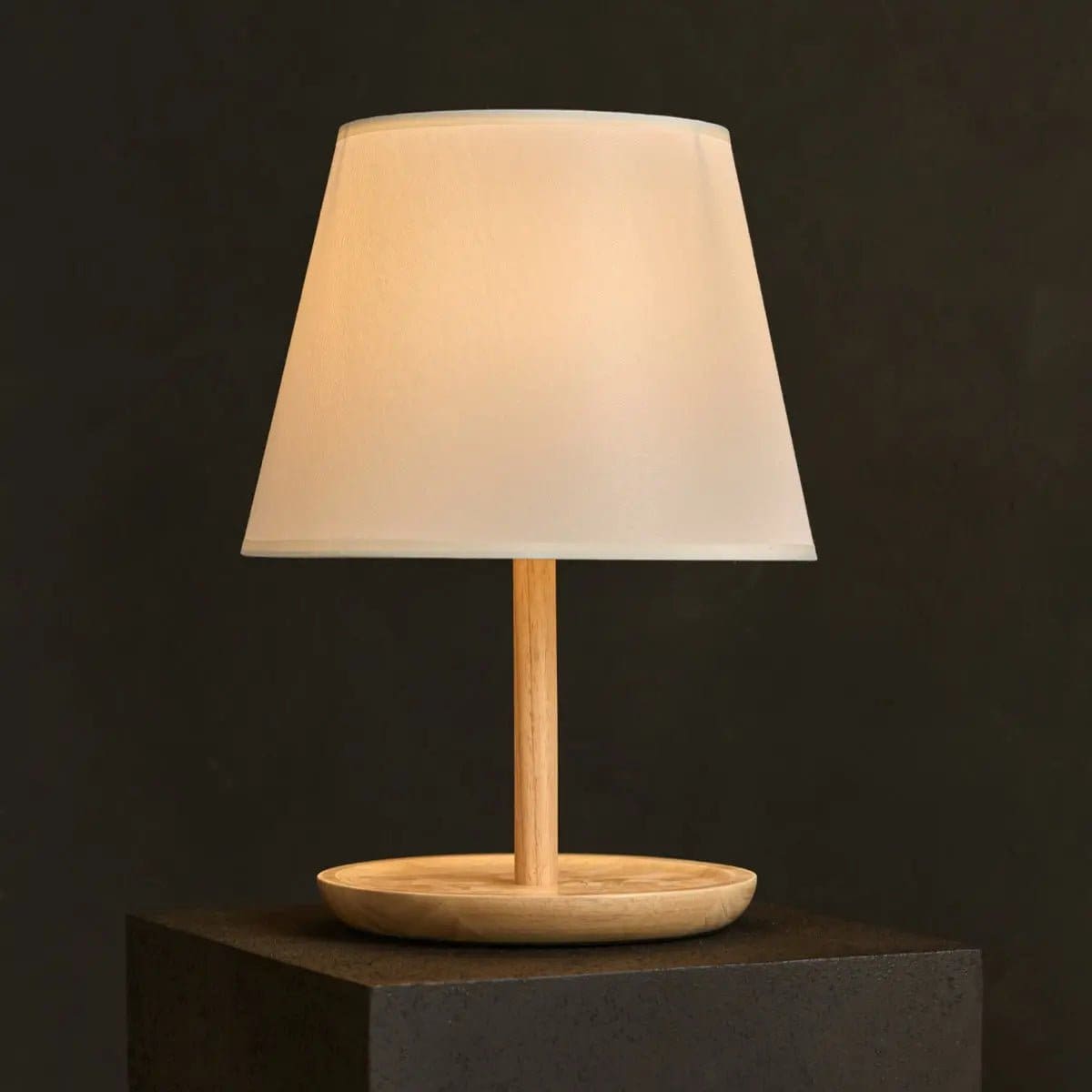 Lumière authentique – Lampe Emily avec base boisée et abat-jour crème (édition neuve)