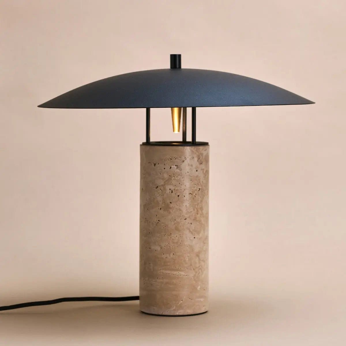Lampe de table Nicolaas en travertin et métal – Création italienne neuve et raffinée