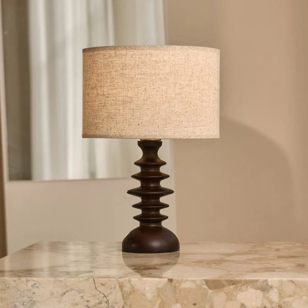 Ambiance bohème chic – Lampe artisanale Bodhi en bois marron et abat-jour lin (édition neuve)