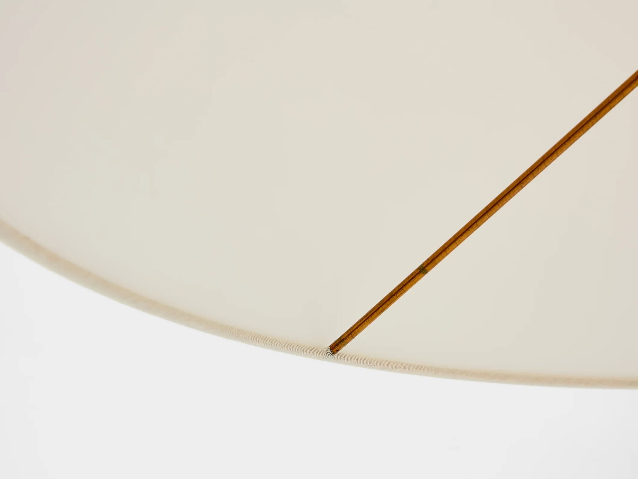 Lampadaire Jacques Adnet en laiton et plexiglas – Modernisme français – Années 1950
