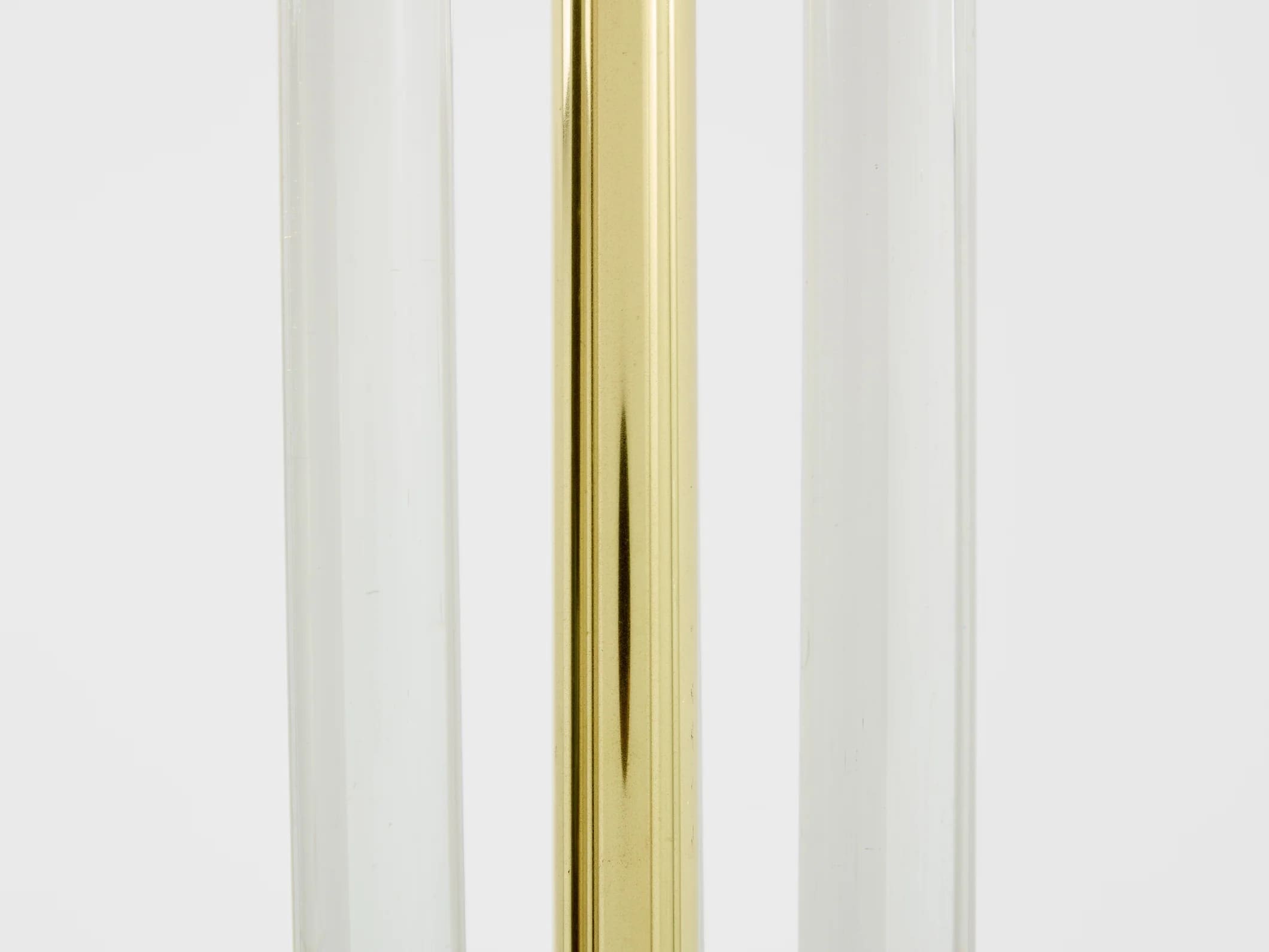Lampadaire Jacques Adnet en laiton et plexiglas – Modernisme français – Années 1950