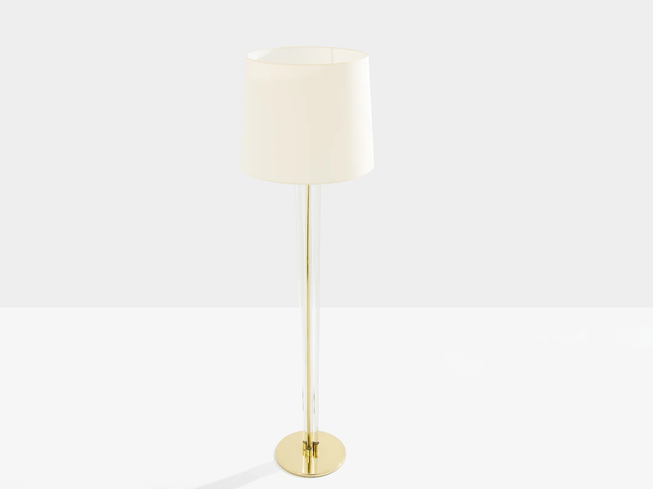 Lampadaire Jacques Adnet en laiton et plexiglas – Modernisme français – Années 1950