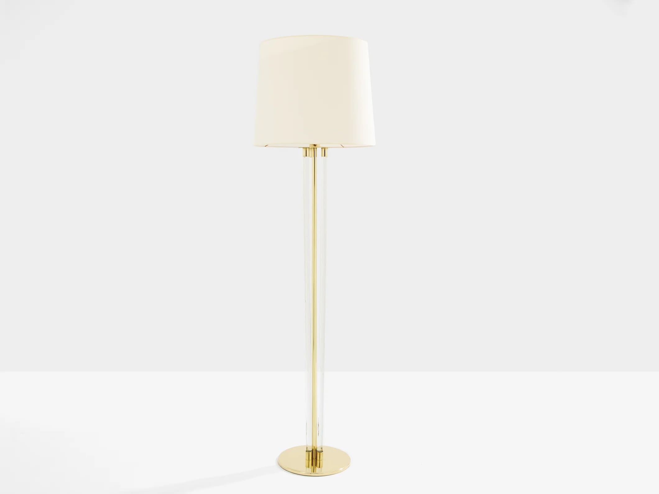 Lampadaire Jacques Adnet en laiton et plexiglas – Modernisme français – Années 1950