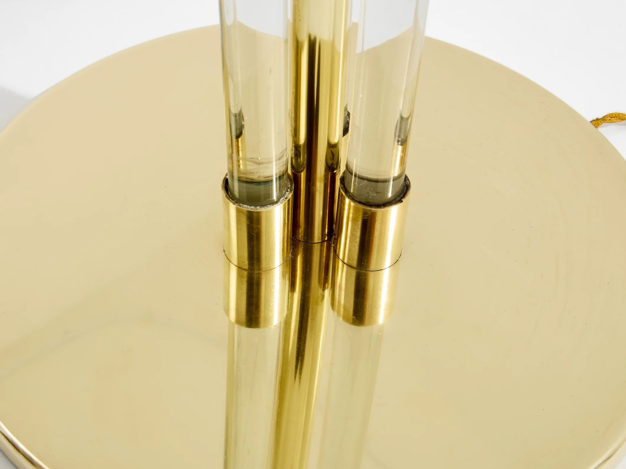 Lampadaire Jacques Adnet en laiton et plexiglas – Modernisme français – Années 1950