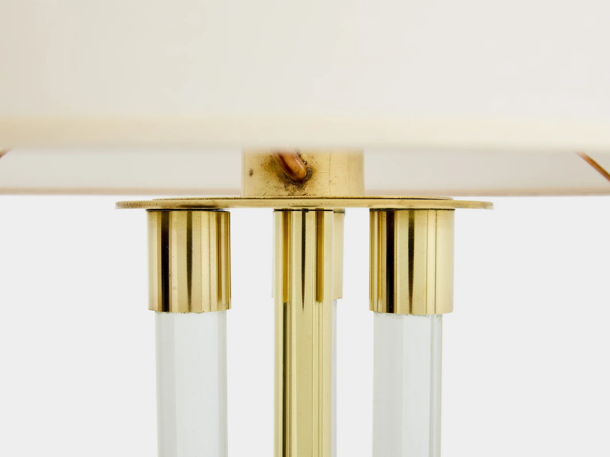Lampadaire Jacques Adnet en laiton et plexiglas – Modernisme français – Années 1950