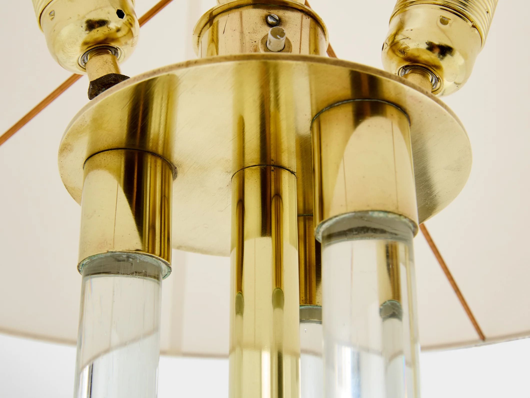 Lampadaire Jacques Adnet en laiton et plexiglas – Modernisme français – Années 1950