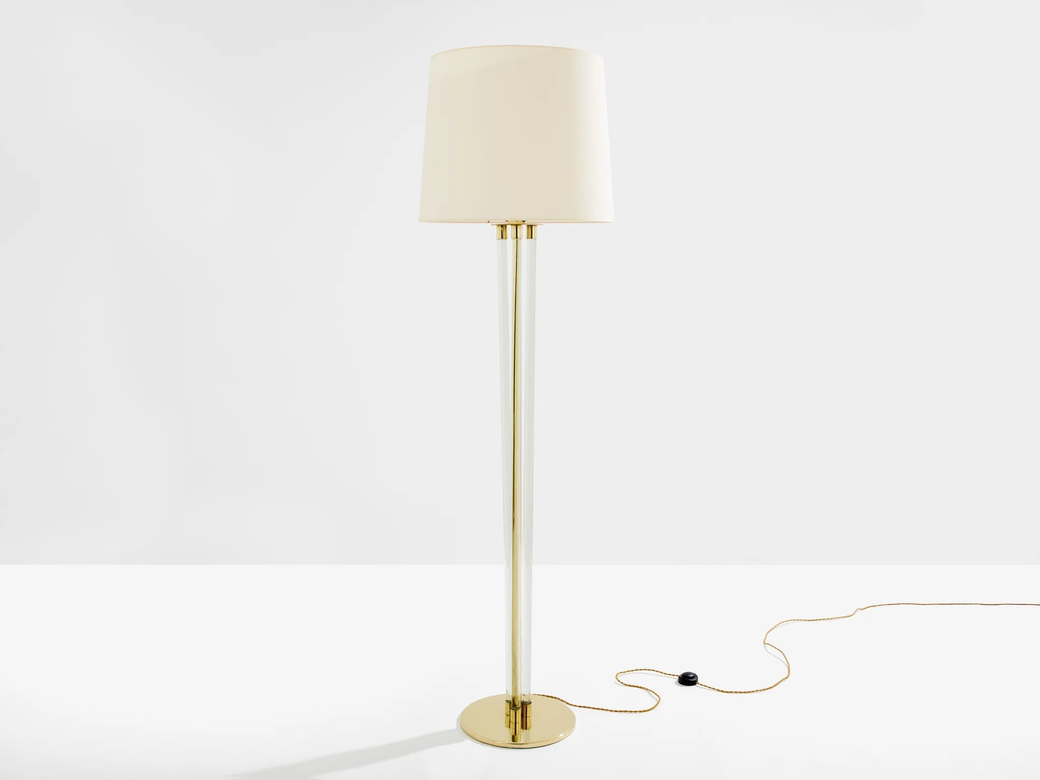 Lampadaire Jacques Adnet en laiton et plexiglas – Modernisme français – Années 1950