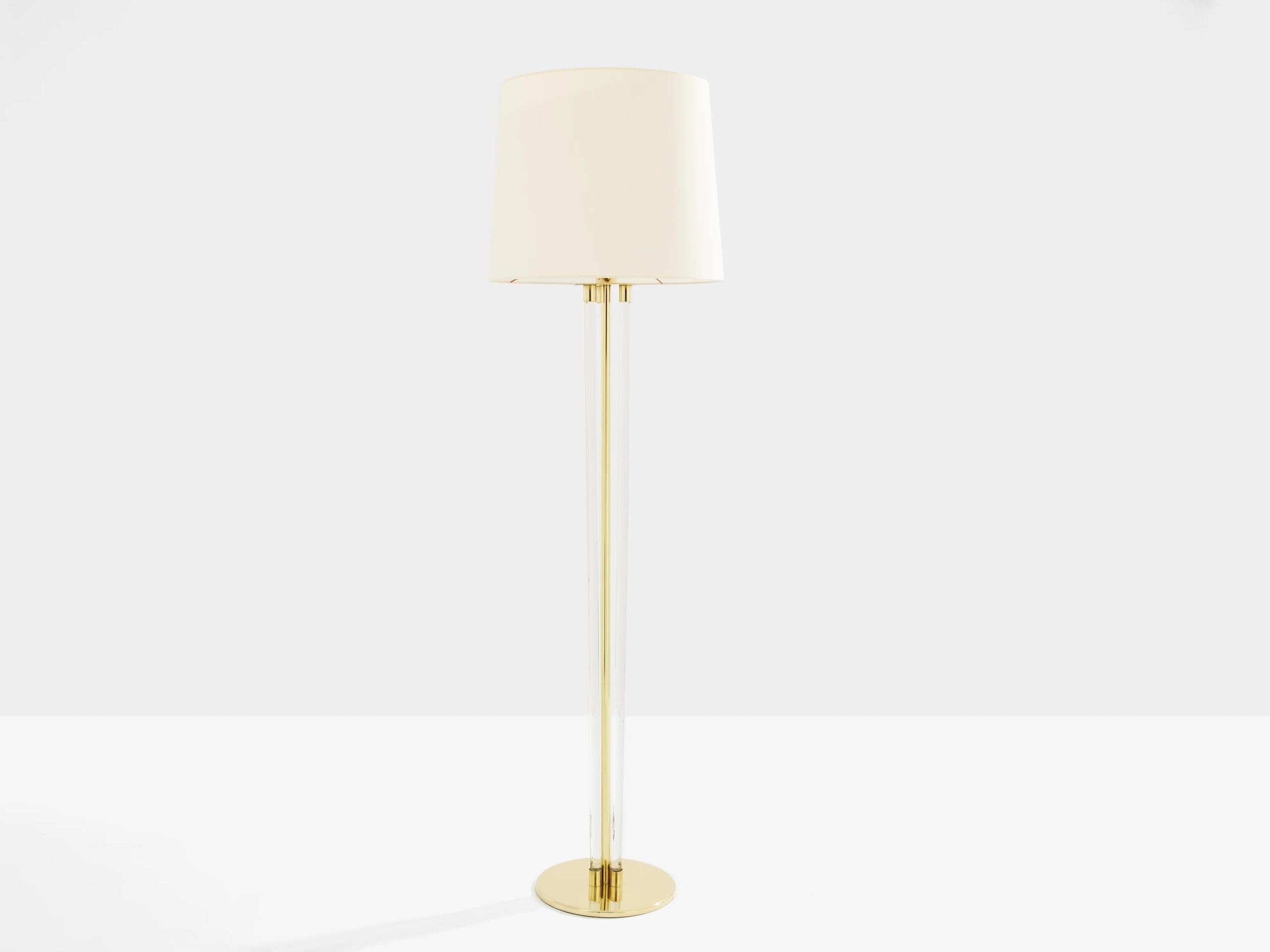 Lampadaire Jacques Adnet en laiton et plexiglas – Modernisme français – Années 1950