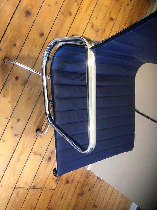 Vitra - Charles & Ray Eames - Chaise de bureau - EA108 - Aluminium, Cuir
