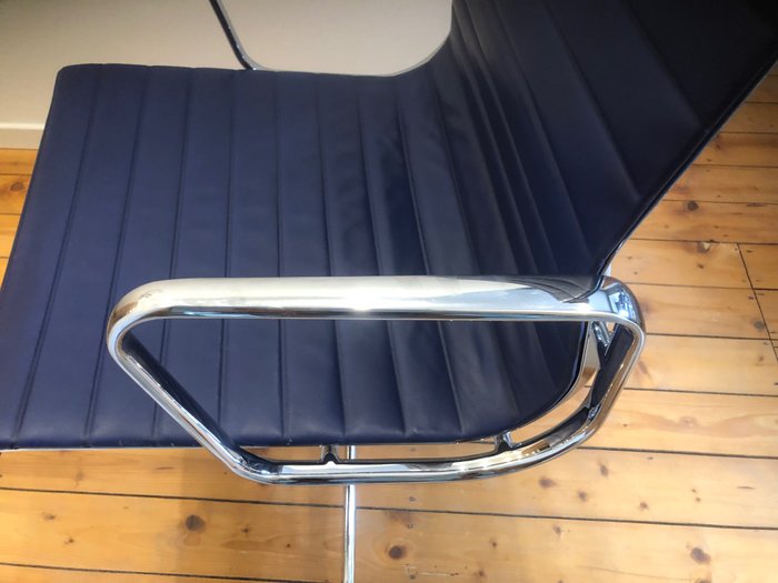 Vitra - Charles & Ray Eames - Chaise de bureau - EA108 - Aluminium, Cuir