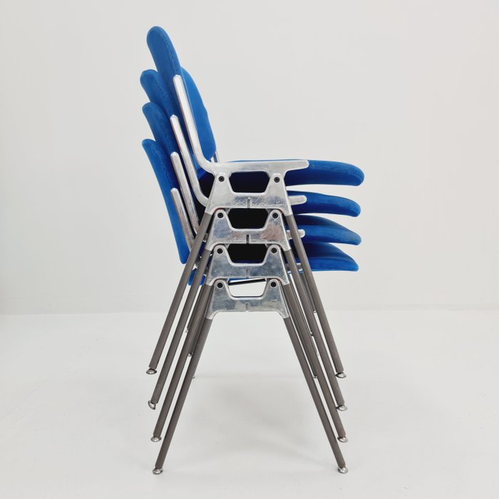 Anonima Castelli - Giancarlo Piretti - Chaise empilable - DSC 106 - Aluminium - Un ensemble de quatre chaises empilables