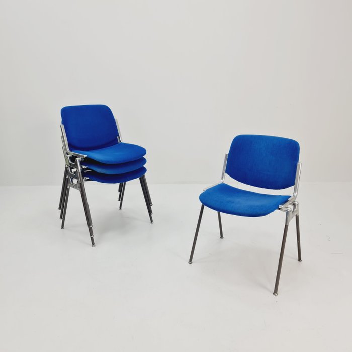 Anonima Castelli - Giancarlo Piretti - Chaise empilable - DSC 106 - Aluminium - Un ensemble de quatre chaises empilables