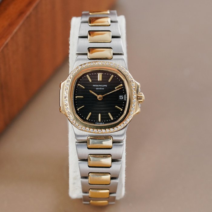 Patek Philippe - Nautilus Diamond Bezel 18k Gold/Steel - 4700/2 - Femme - 1990-1999