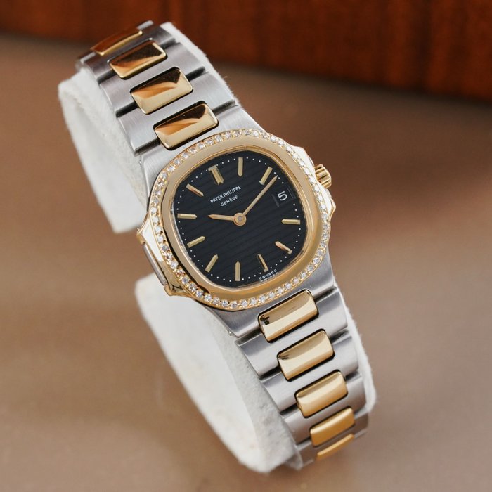 Patek Philippe - Nautilus Diamond Bezel 18k Gold/Steel - 4700/2 - Femme - 1990-1999