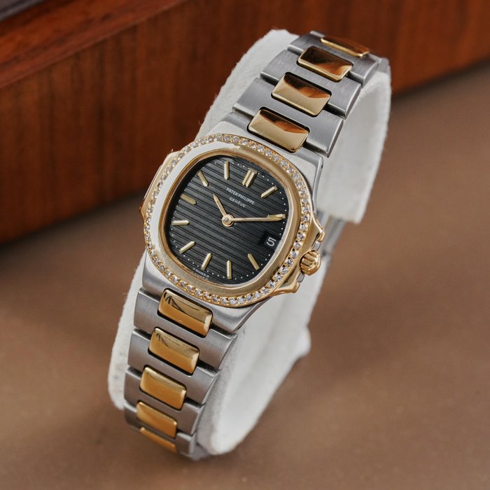 Patek Philippe - Nautilus Diamond Bezel 18k Gold/Steel - 4700/2 - Femme - 1990-1999