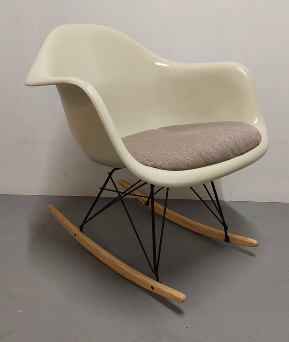 Herman Miller - Charles Eames - Chaise à bascule - Fauteuil à bascule - Bois, Fer, Polyester