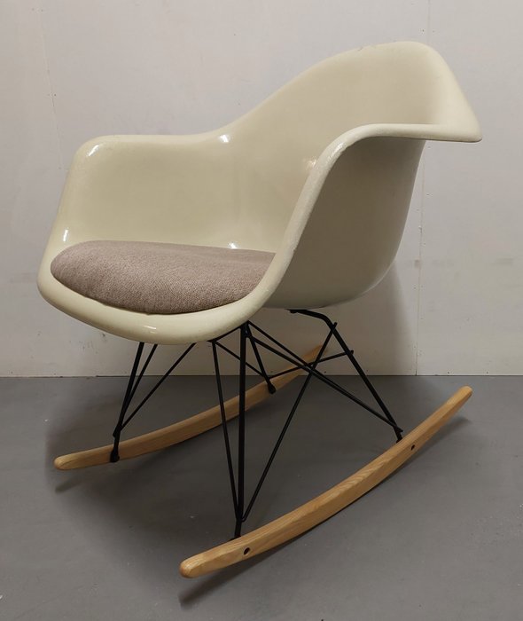 Herman Miller - Charles Eames - Chaise à bascule - Fauteuil à bascule - Bois, Fer, Polyester
