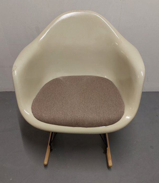 Herman Miller - Charles Eames - Chaise à bascule - Fauteuil à bascule - Bois, Fer, Polyester