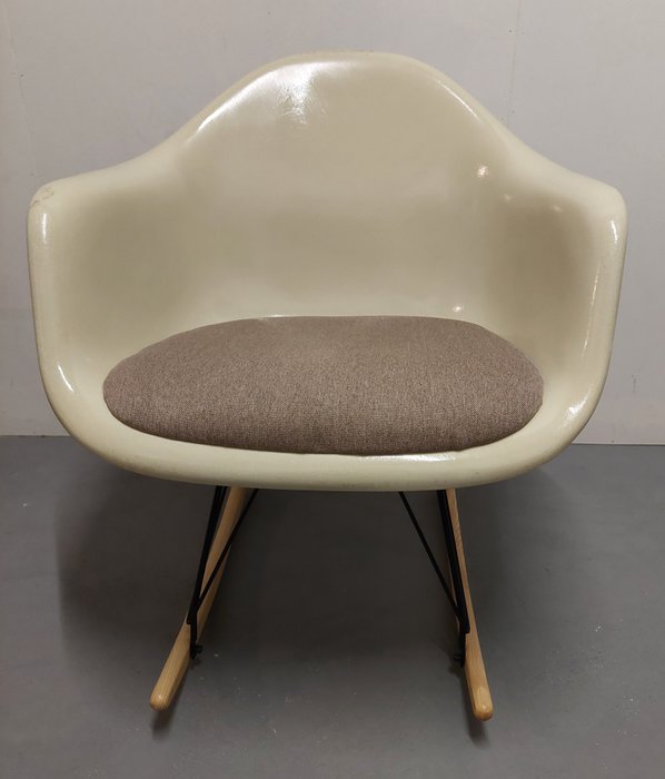 Herman Miller - Charles Eames - Chaise à bascule - Fauteuil à bascule - Bois, Fer, Polyester