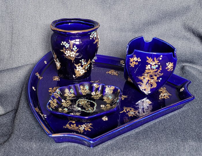 Plateau (4) - Faïence - Plateau, vases en émail cobalt