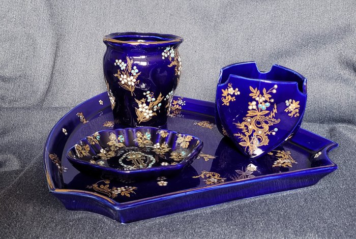 Plateau (4) - Faïence - Plateau, vases en émail cobalt