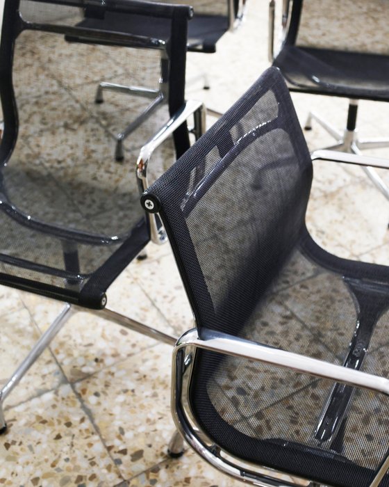 Vitra - Charles & Ray Eames - Chaise de bureau (4) - Chaise en aluminium EA 108 - Aluminium, Maille