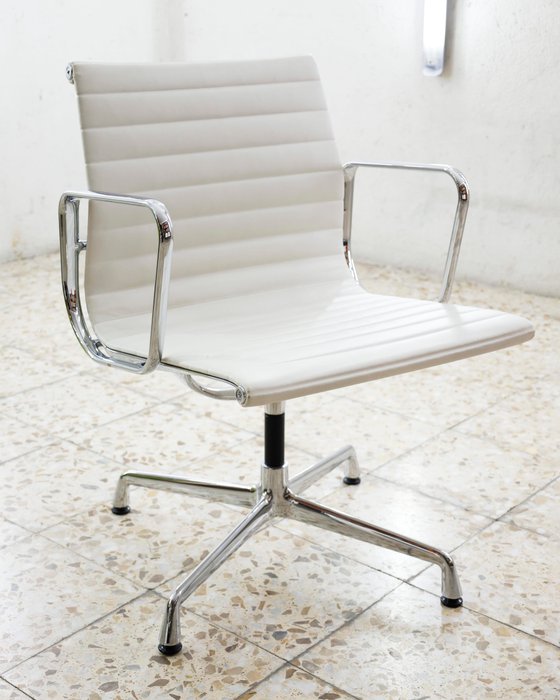 Vitra - Charles & Ray Eames - Chaise de bureau - Chaise en aluminium EA 108 - Aluminium, Cuir
