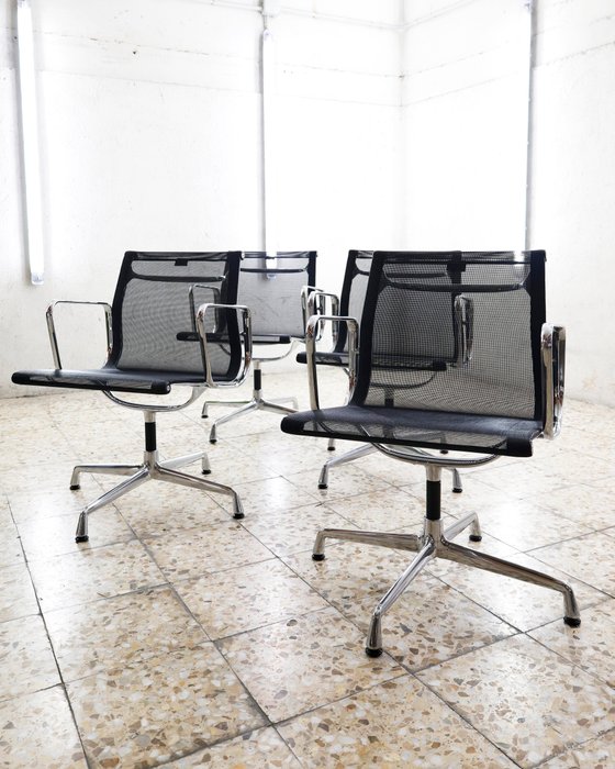 Vitra - Charles & Ray Eames - Chaise de bureau (4) - Chaise en aluminium EA 108 - Aluminium, Maille